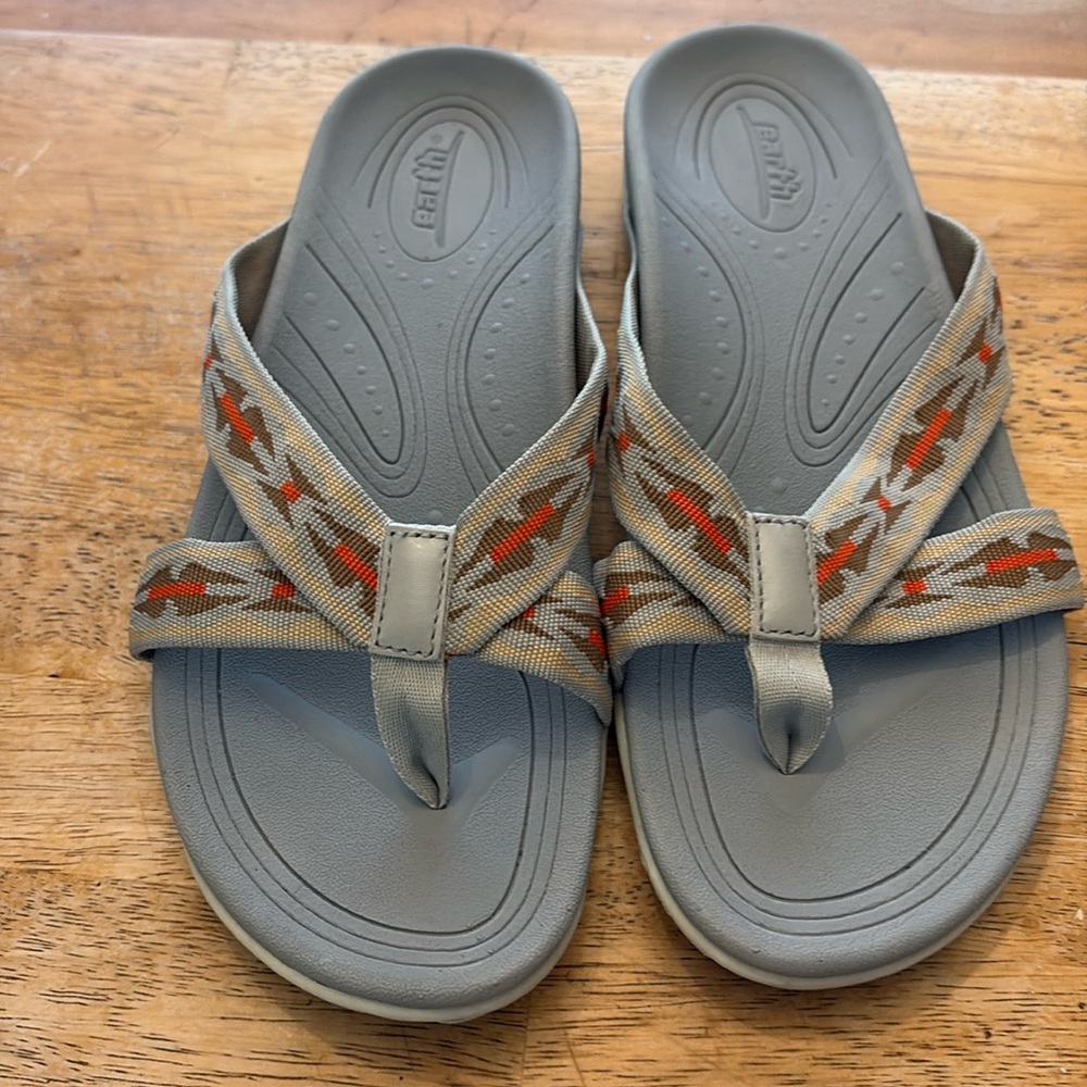 Women’s Earth sandles size 8 1/2.